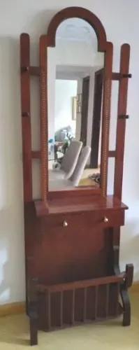 Chapeleira de madeira