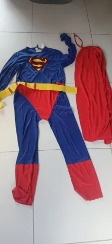 Vende-se essa roupa do Super-homem