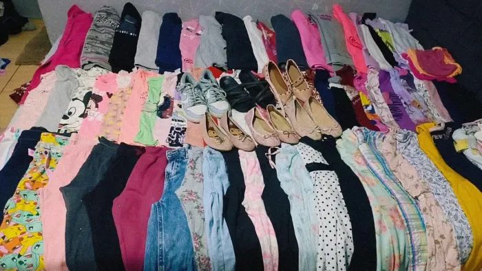Lote grande de menina 10 até 12 anos com 90 peças inverno e verão 
