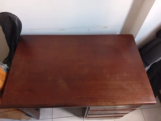 Escrivaninha de Imbuia com gavetas em ótimo estado