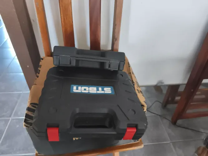Duas máquinas de furar quase uso nenhum guardado ano