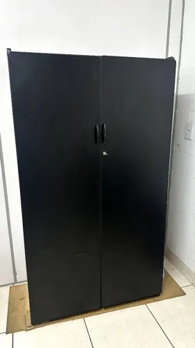 ARMARIO PRETO COM PRATELEIRAS PARA ESCRITORIO