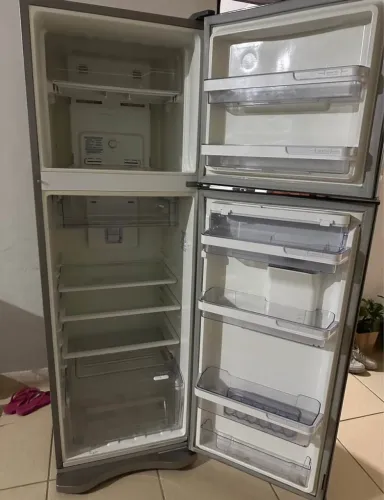 Vendo geladeira semi nova Electrolux 402l froost free