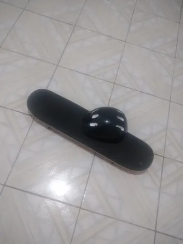 Skate sem rodinhas com capacete de isopor
