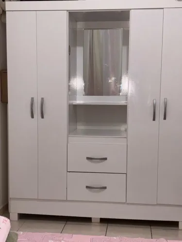 Guarda-roupa branco