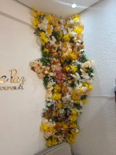 Arranjo de flores artificiais