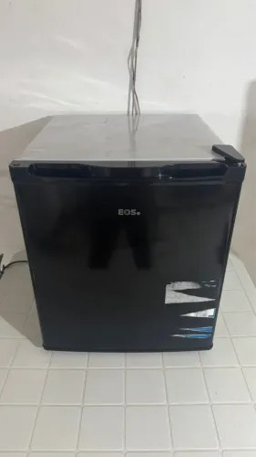 Frigobar Midea de 45 litros muito novo