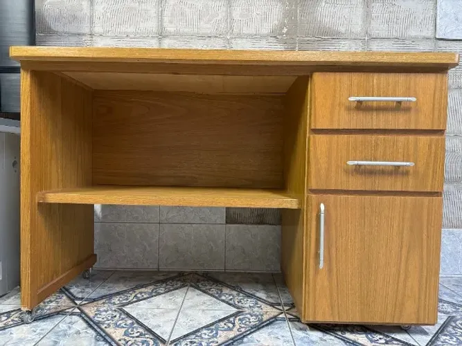 Mesa de costura de madeira com Rodinhas 2 gavetas e 1 compartimento maior 