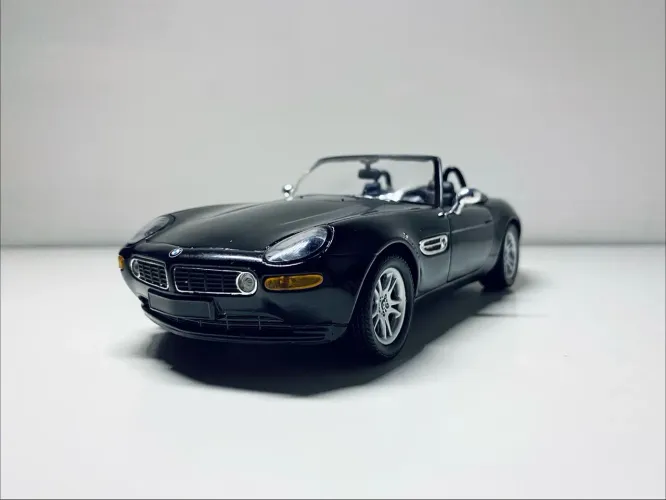 Miniatura BMW Z8 Roadster 1:24 Welly