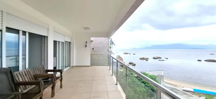 Locação no bairro Itaguaçu! Vista permanente para o Mar, 3 quartos e 5 vagas de garagem.