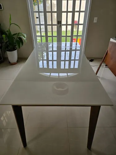 Mesa 6 lugares (madeira e tampo de vidro)