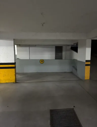 Box de garagem no centro, ao nível da rua. Alugado por R$150