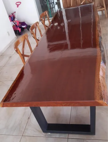 Mesa em madeira com verniz