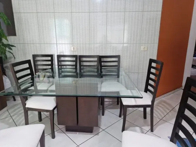 Mesa grande com 8 cadeiras