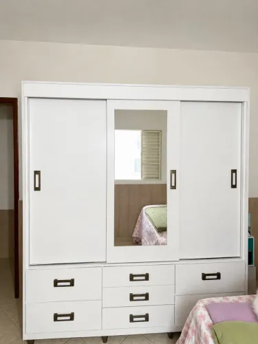 Vende -se guarda roupa em ótimo estado