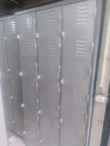 Roupeiro de 12 portas usado reformado