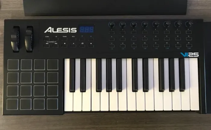 Controlador MIDI USB Alesis VI25 | 25 Teclas | 16 Pads Sensíveis | Ótimo Estado