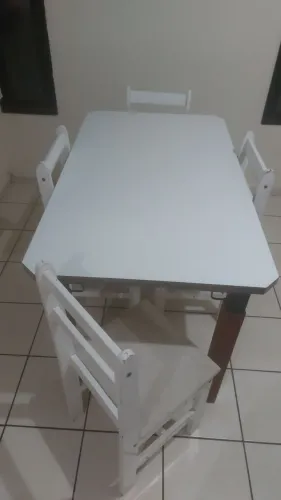 Mesa com 04 cadeiras