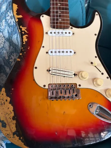 Guitarra Strato Shelter - com ups 