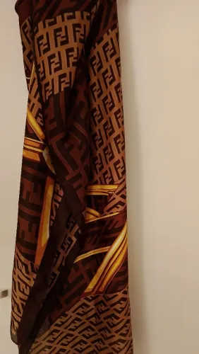 Lenço de seda novo Fendi 