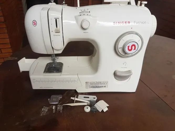 Máquina de Costura Singer Inspiration Fashion 4205 - Estado de Nova (Pouquíssimo Uso)
