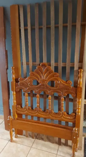 Cama solteiro madeira maciça e entailada, reforçada e bem conservada.