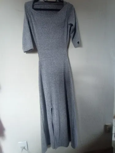 Vestido longo com fenda