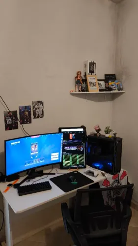 PC gamer com monitor e acessórios