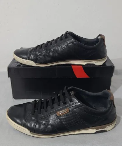 Tênis Preto N° 43, bonito, couro legítimo, original, ultra confortável, macio de andar.