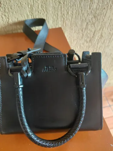 Bolsa de mão e também pode usar no ombro