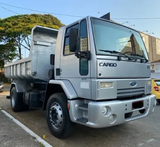 Ford Cargo 1517 caçamba 4x2 ano 2010