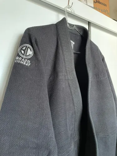 Kimono Jiu-Jitsu Brazil Combat Preto + Faixa Branca | Tamanho 2