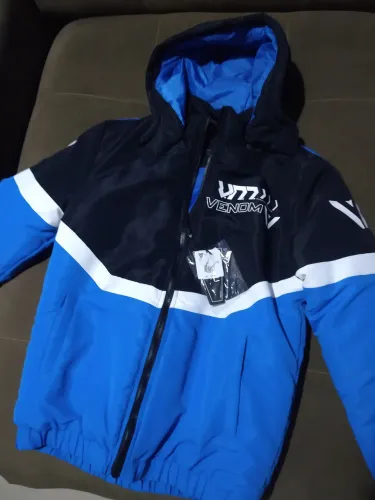 BLUSA VENOM AZUL CLARO E PRETA COM FAIXA BRANCA ORIGINAL TAMANHO G