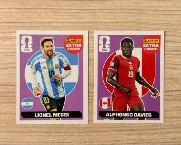 Figurinha Extra Legend Lilás Copa 2026 Lionel Messi e Alphonso Davies