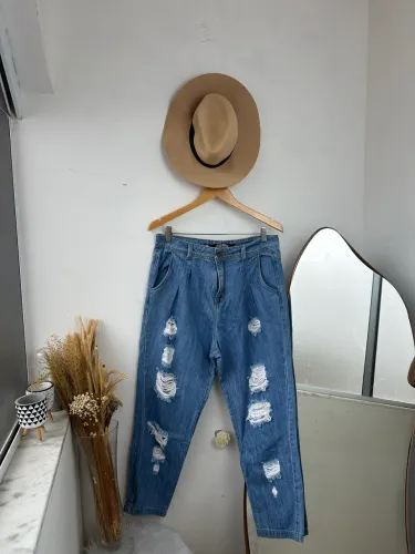 Calça jeans feminina modelo cenoura TAM 44