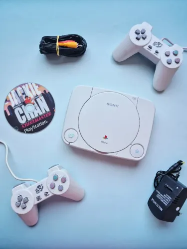 PlayStation 1 (PS One Slim) Completo + 2 Controles + Jogo Mídia Física