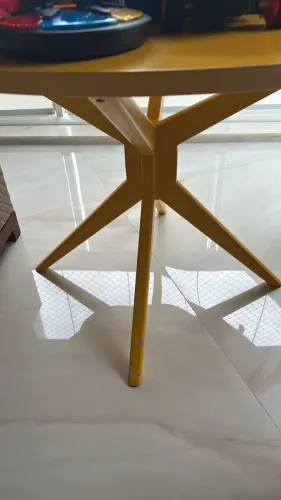 Mesa Laqueada Amarela Redonda para 4 Pessoas - Líder Interiores