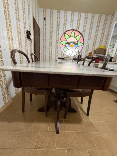 Vendo mesa com 4 cadeiras
