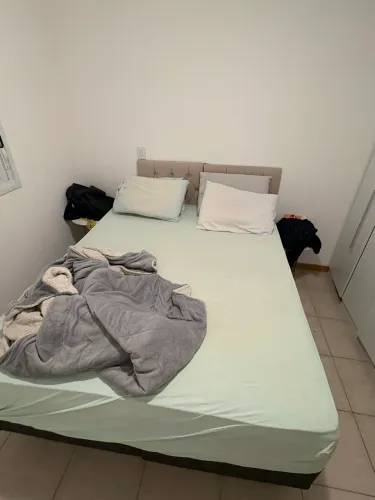 Cama com base e colchão