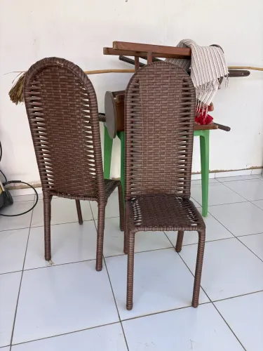 Cadeira de fibra sintética