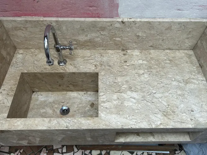 Lavatório com cuba esculpida Travertino