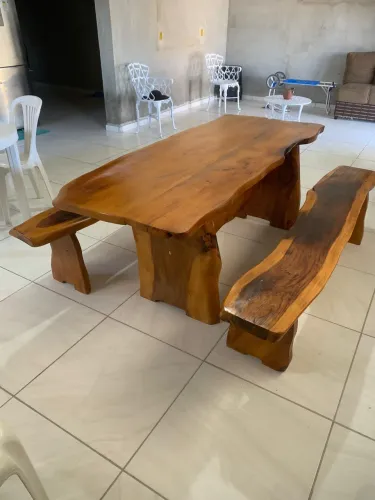 Mesa rústica de madeira maciça 