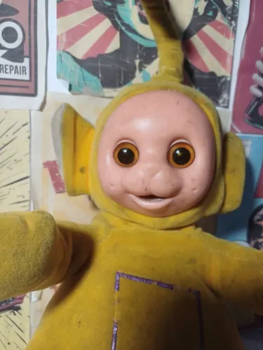 boneco de pelúcia da personagem Laa-Laa dos Teletubbies