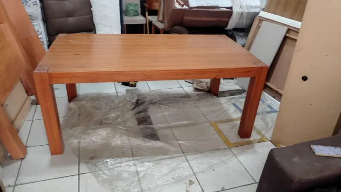 Mesa em madeira. 1.80 x 1.00 ideal para área externa 