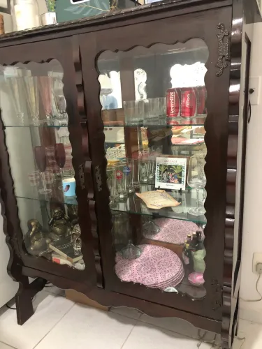 Cristaleira de 200 anos de mogno