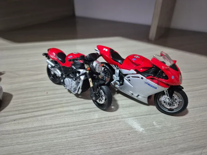Lote de miniaturas escala 1/39 e motos 1/18