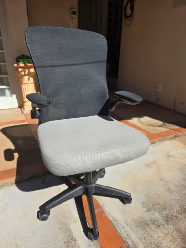 Cadeira ergonômica com braço móvel