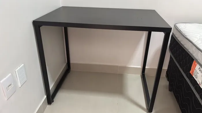Mesa de Escritório Preta com Estrutura Metálica