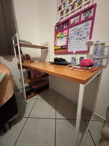 Escrivaninha com estante lateral