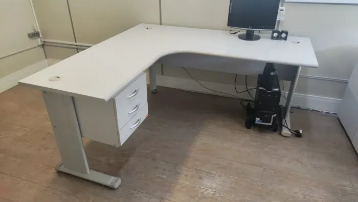 Mesa de escritório em L com 3 gavetas 160x170/74,5<br>160x170/74,5